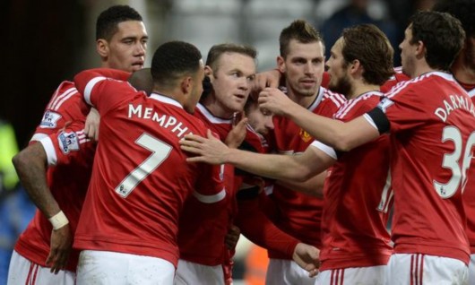 在球场上飞 在球场上飞